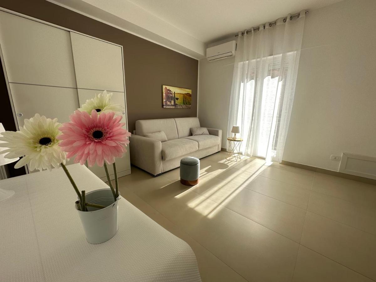 Four Rooms Naxos Giardini Naxos Bagian luar foto