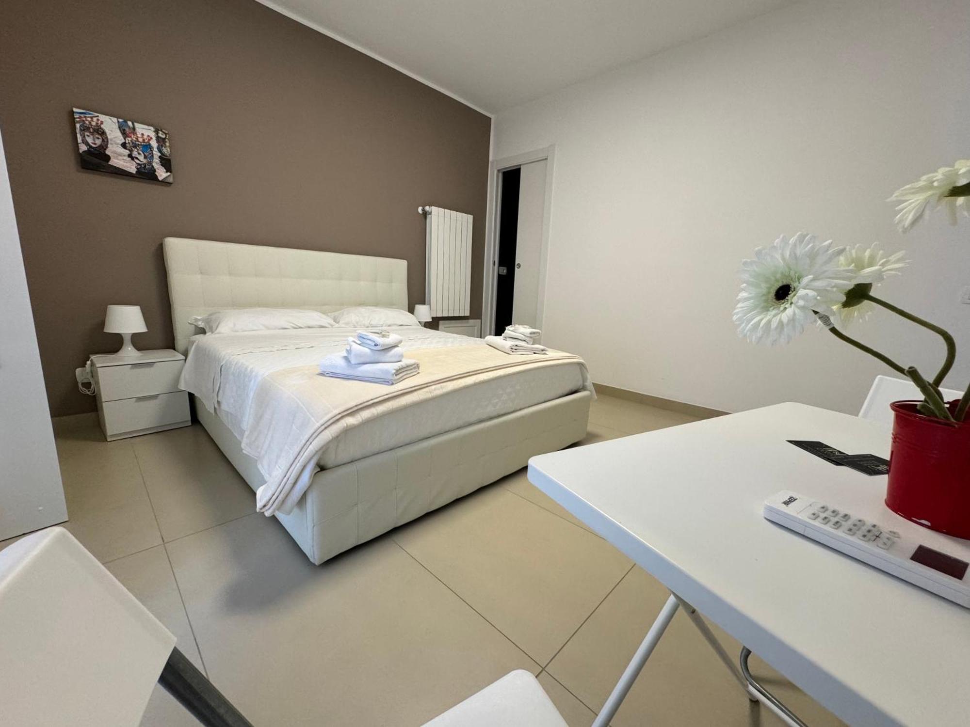 Four Rooms Naxos Giardini Naxos Bagian luar foto